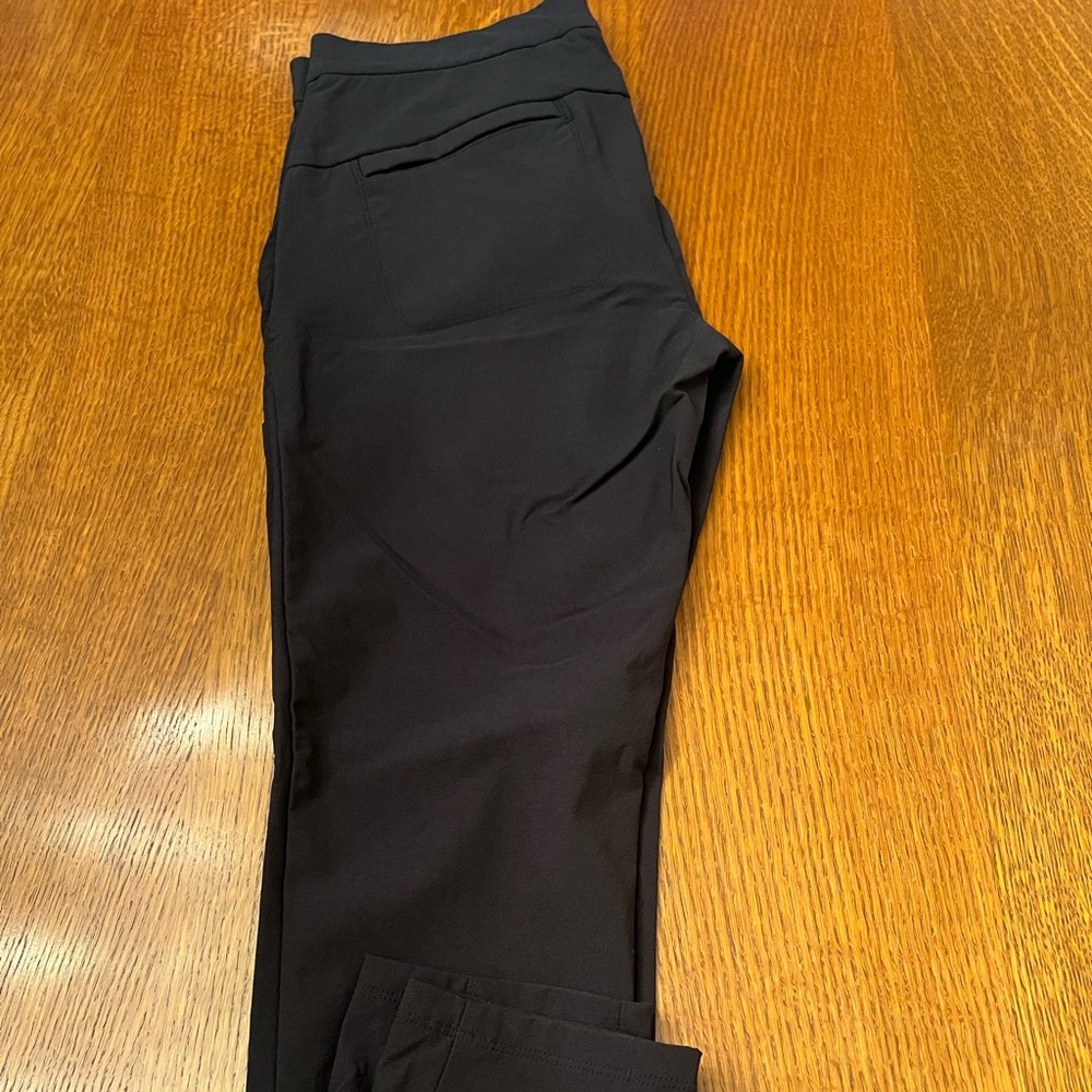 Athleta wonder stash skinny pants- the pictured tag on the inside is wrong.